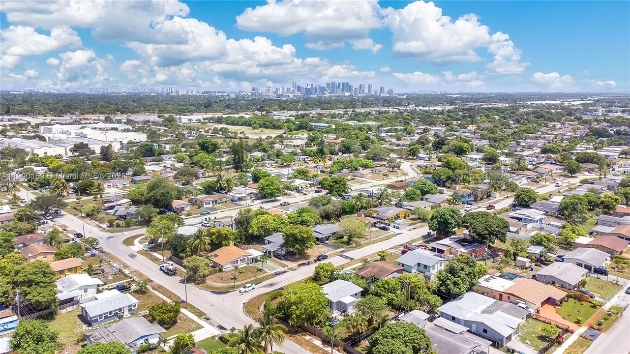 合同活跃: $399,000 (3 贝兹, 2 浴室, 825 平方英尺)