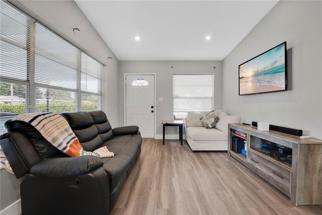 合同活跃: $399,000 (3 贝兹, 2 浴室, 825 平方英尺)