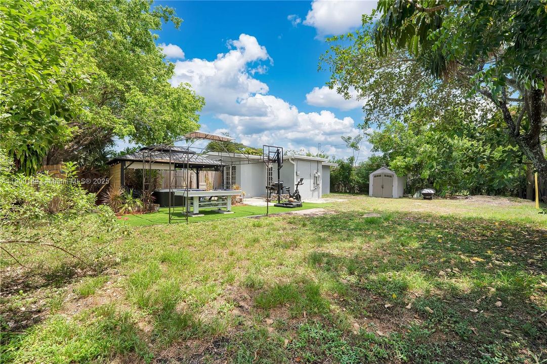 合同活跃: $399,000 (3 贝兹, 2 浴室, 825 平方英尺)