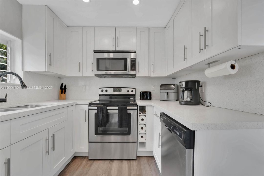 合同活跃: $399,000 (3 贝兹, 2 浴室, 825 平方英尺)