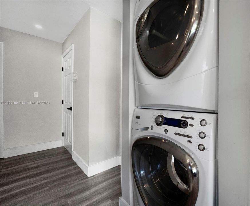 合同活跃: $399,000 (3 贝兹, 2 浴室, 825 平方英尺)