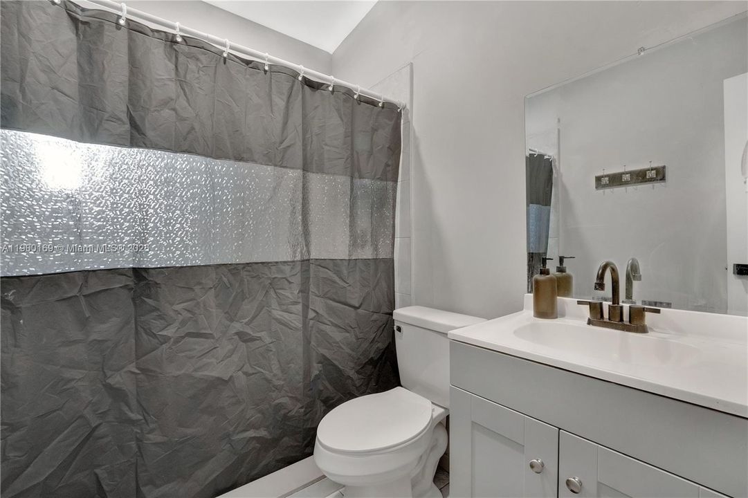 合同活跃: $399,000 (3 贝兹, 2 浴室, 825 平方英尺)