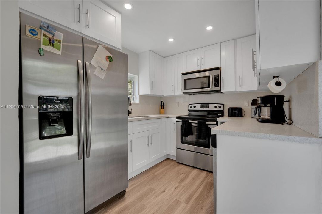 合同活跃: $399,000 (3 贝兹, 2 浴室, 825 平方英尺)