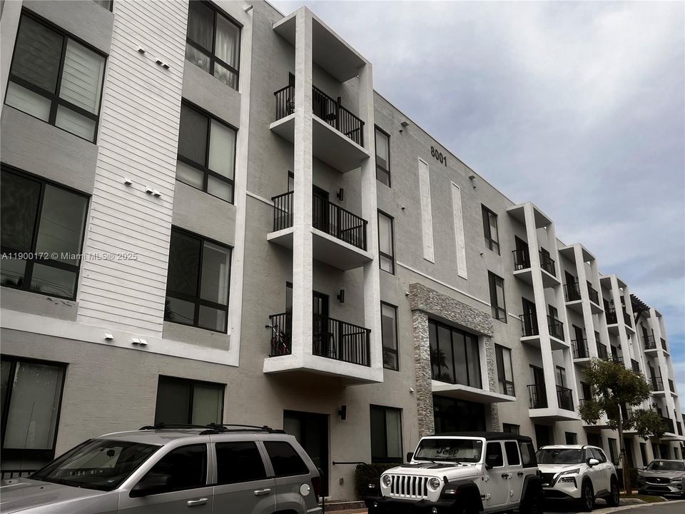 For Sale: $349,000 (1 beds, 1 baths, 738 Square Feet)