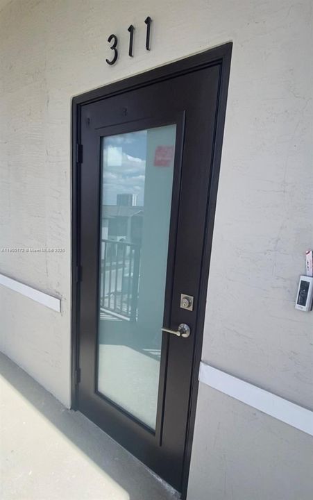 For Sale: $349,000 (1 beds, 1 baths, 738 Square Feet)