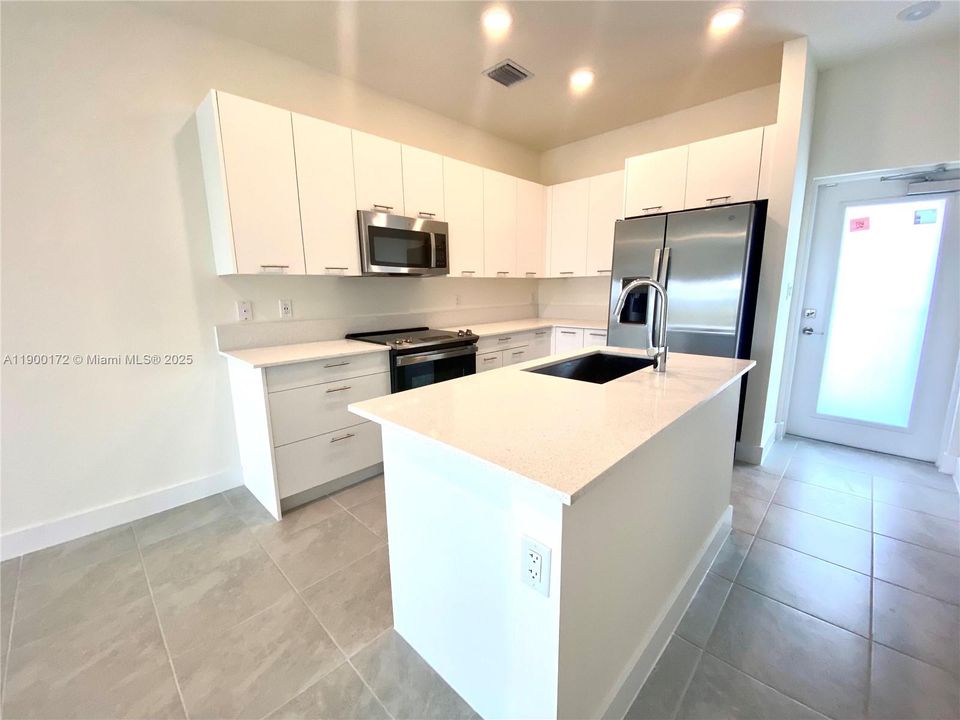 For Sale: $349,000 (1 beds, 1 baths, 738 Square Feet)