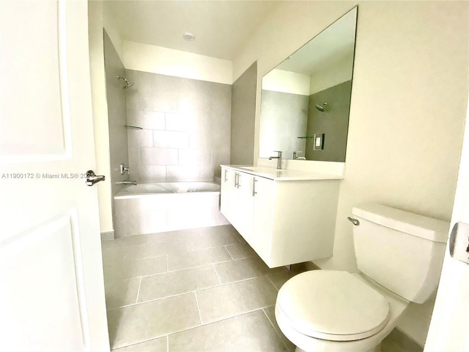 For Sale: $349,000 (1 beds, 1 baths, 738 Square Feet)