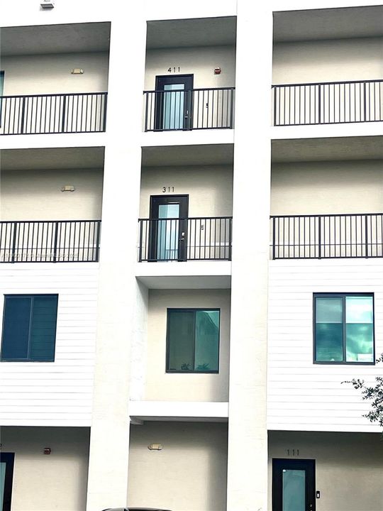 For Sale: $349,000 (1 beds, 1 baths, 738 Square Feet)