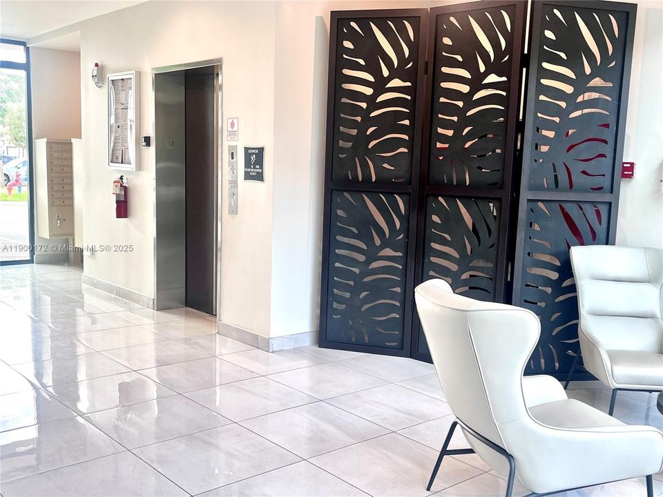 For Sale: $349,000 (1 beds, 1 baths, 738 Square Feet)