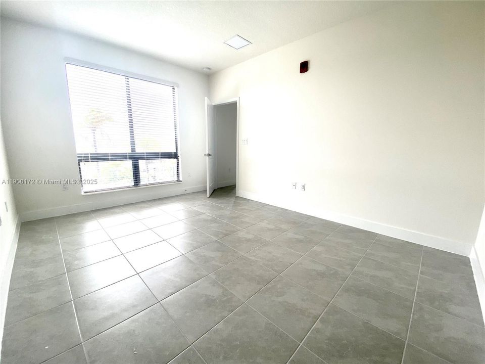 For Sale: $349,000 (1 beds, 1 baths, 738 Square Feet)
