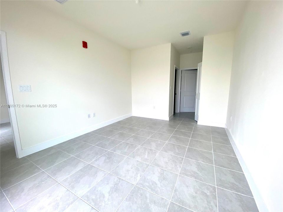 For Sale: $349,000 (1 beds, 1 baths, 738 Square Feet)
