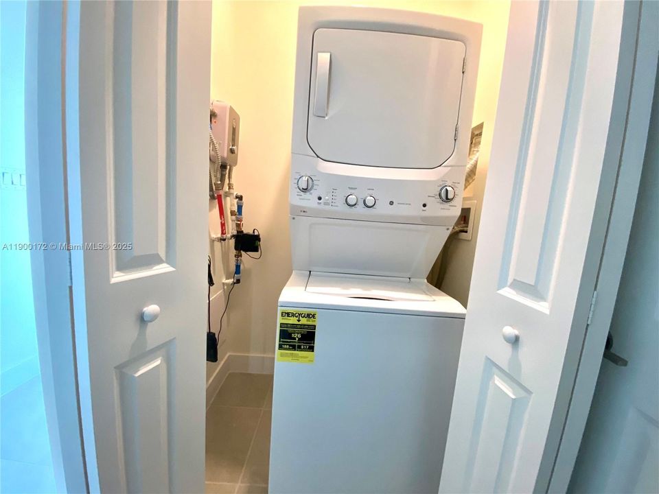 Washer/dryer and water heater