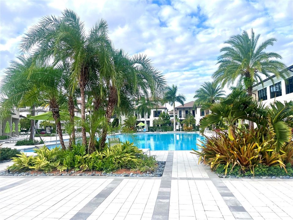 For Sale: $349,000 (1 beds, 1 baths, 738 Square Feet)