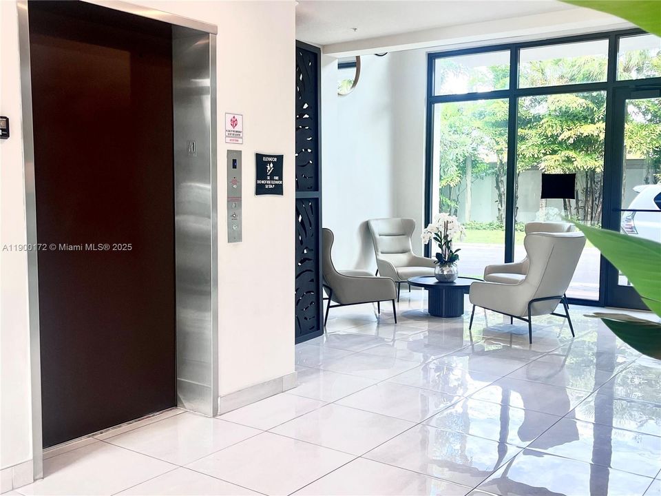 For Sale: $349,000 (1 beds, 1 baths, 738 Square Feet)