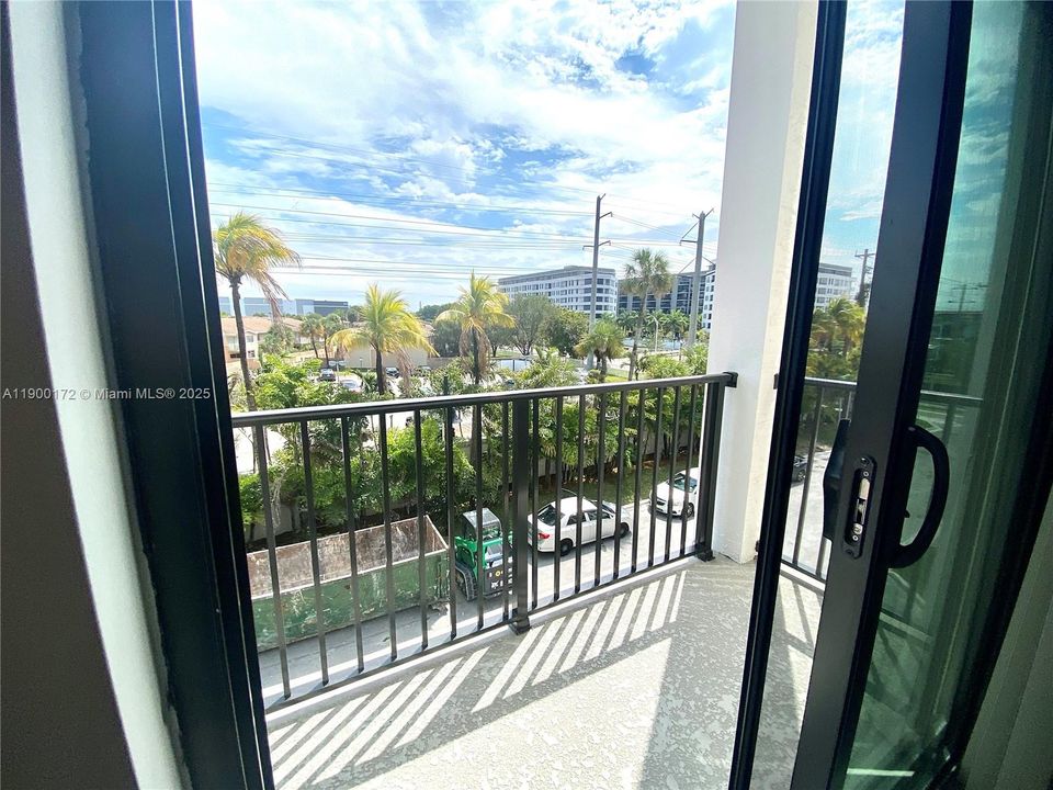 For Sale: $349,000 (1 beds, 1 baths, 738 Square Feet)