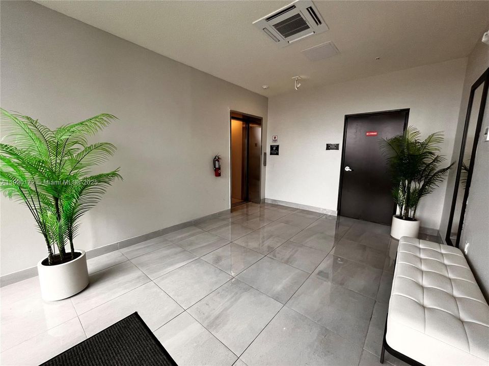 For Sale: $349,000 (1 beds, 1 baths, 738 Square Feet)