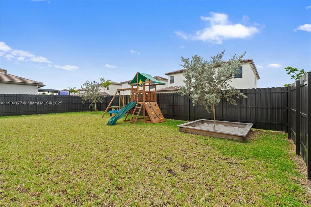 For Sale: $795,000 (5 beds, 3 baths, 3252 Square Feet)