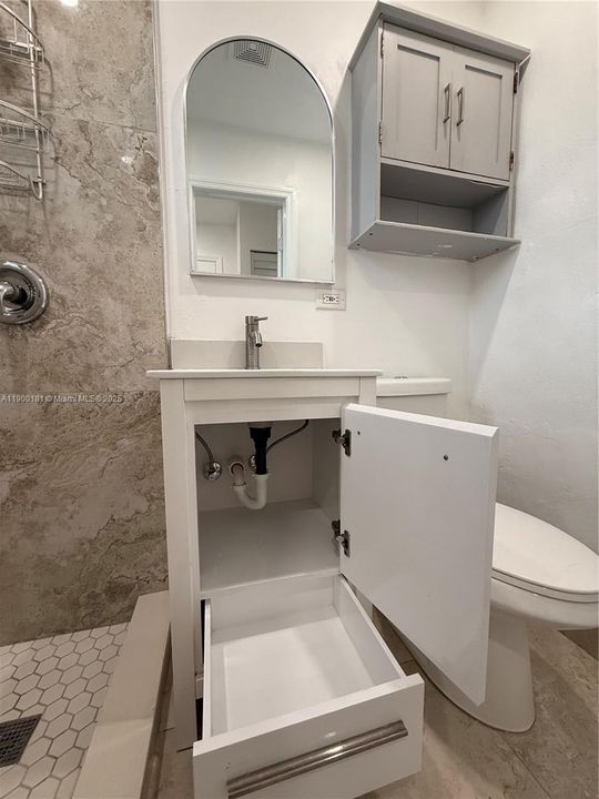 合同活跃: $1,900 (2 贝兹, 1 浴室, 556 平方英尺)