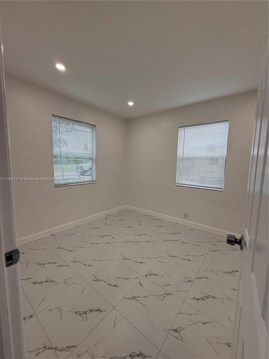 合同活跃: $1,900 (2 贝兹, 1 浴室, 556 平方英尺)