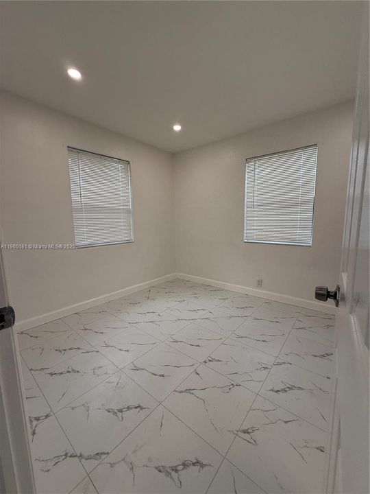 合同活跃: $1,900 (2 贝兹, 1 浴室, 556 平方英尺)