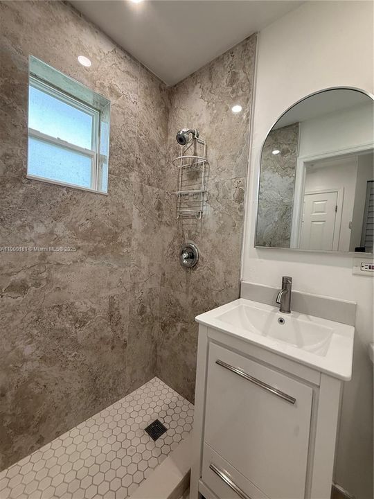 合同活跃: $1,900 (2 贝兹, 1 浴室, 556 平方英尺)