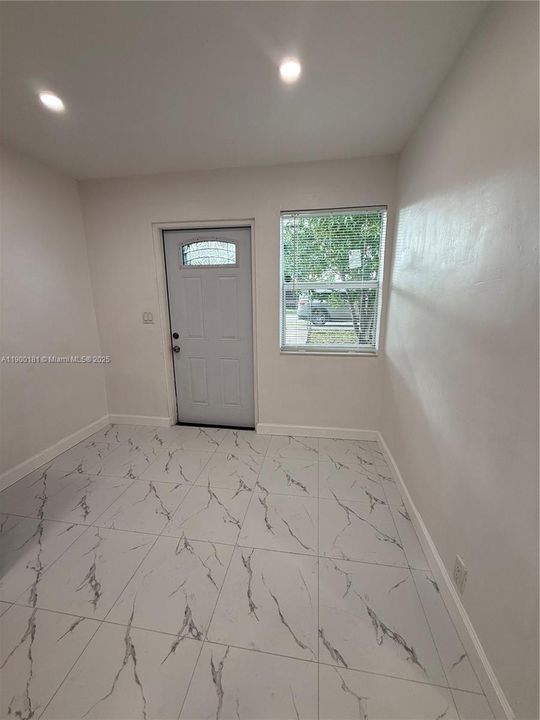 合同活跃: $1,900 (2 贝兹, 1 浴室, 556 平方英尺)