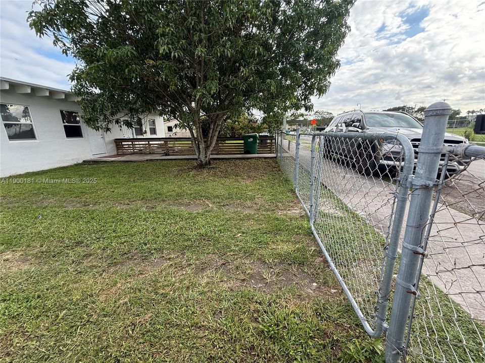 合同活跃: $1,900 (2 贝兹, 1 浴室, 556 平方英尺)