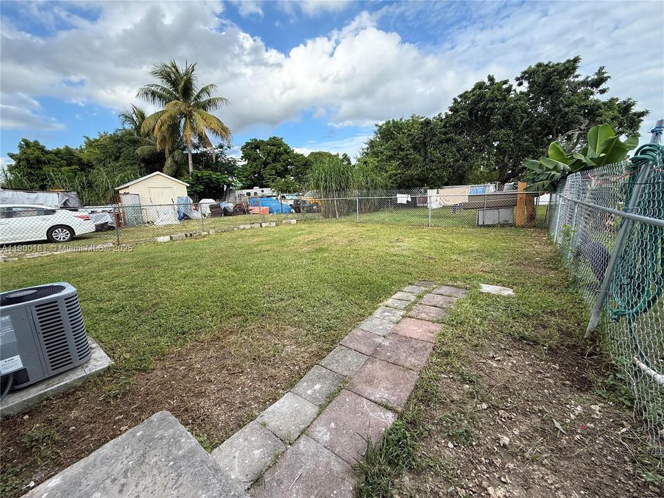 合同活跃: $1,900 (2 贝兹, 1 浴室, 556 平方英尺)