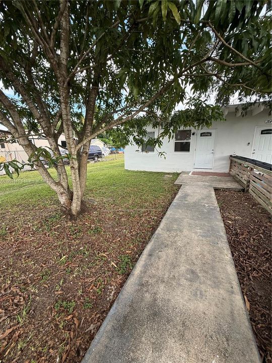 合同活跃: $1,900 (2 贝兹, 1 浴室, 556 平方英尺)