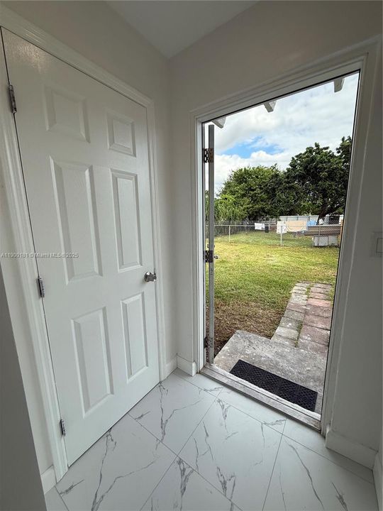 合同活跃: $1,900 (2 贝兹, 1 浴室, 556 平方英尺)