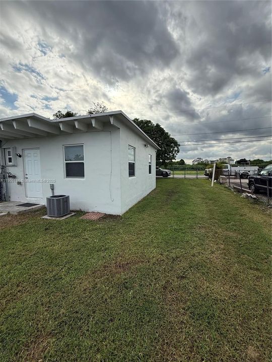 合同活跃: $1,900 (2 贝兹, 1 浴室, 556 平方英尺)