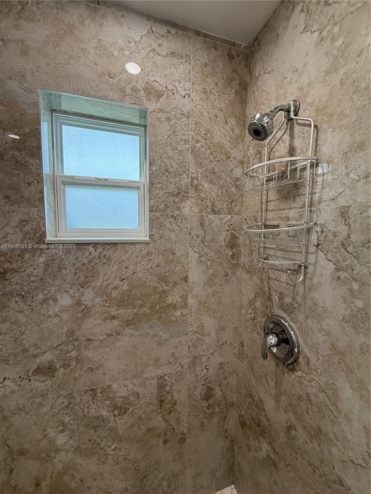 合同活跃: $1,900 (2 贝兹, 1 浴室, 556 平方英尺)