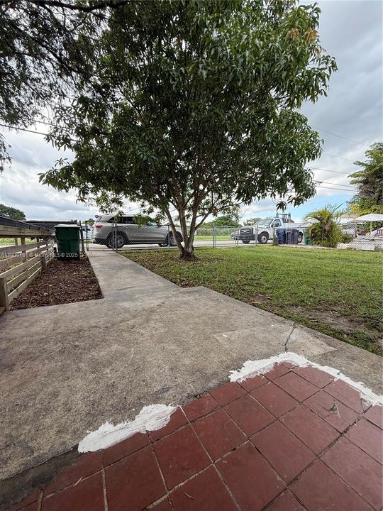 合同活跃: $1,900 (2 贝兹, 1 浴室, 556 平方英尺)