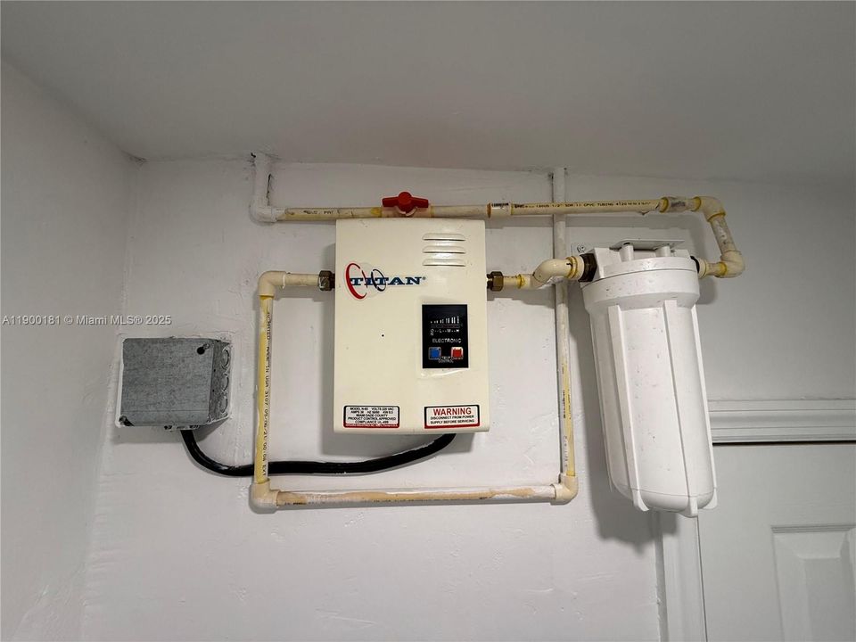 合同活跃: $1,900 (2 贝兹, 1 浴室, 556 平方英尺)