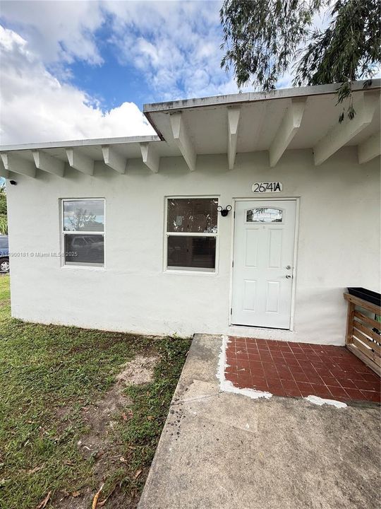 合同活跃: $1,900 (2 贝兹, 1 浴室, 556 平方英尺)