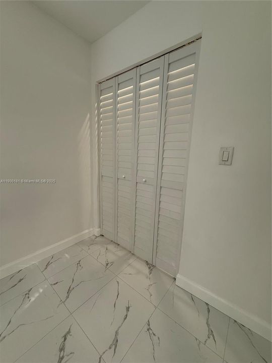 合同活跃: $1,900 (2 贝兹, 1 浴室, 556 平方英尺)