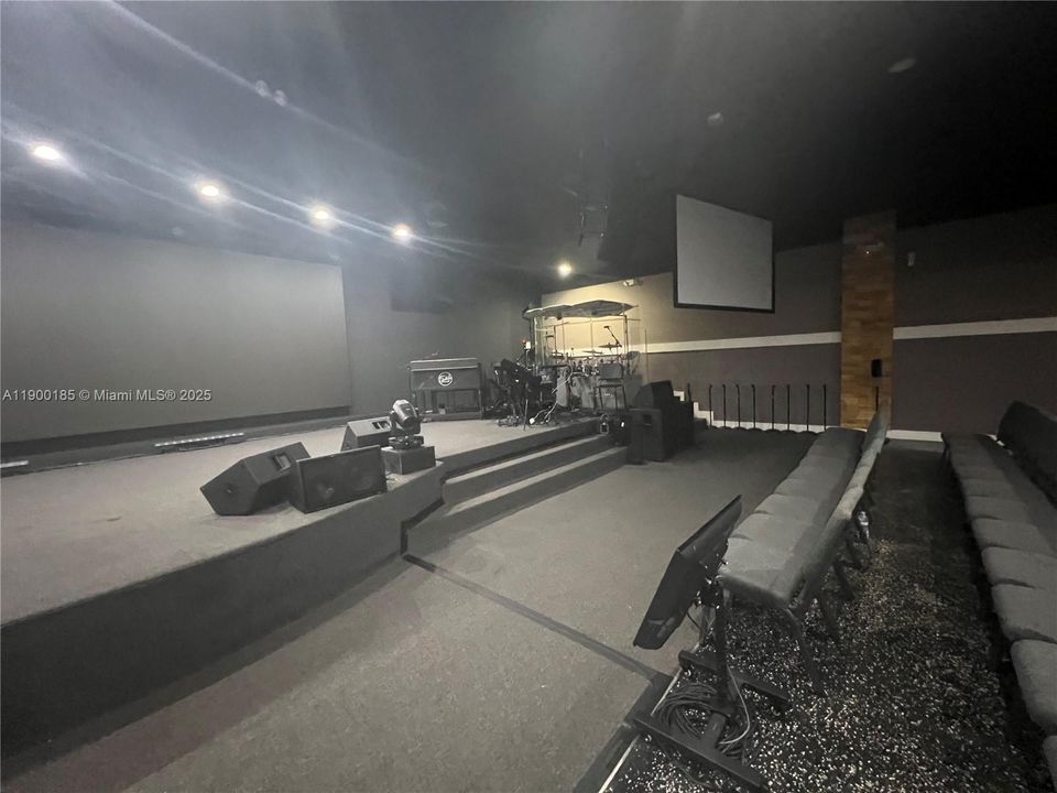 出租: $5,500 (0 贝兹, 0 浴室, 0 平方英尺)