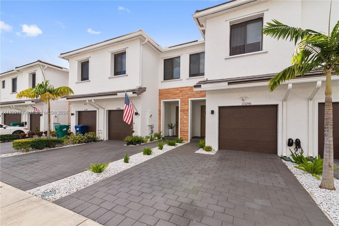 Recently Rented: $2,650 (3 beds, 2 baths, 1530 Square Feet)