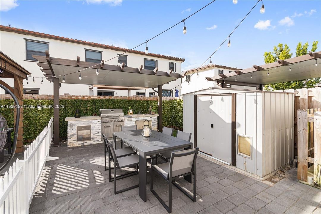 Recently Rented: $2,650 (3 beds, 2 baths, 1530 Square Feet)