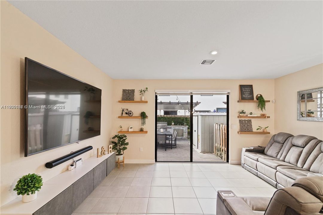 Recently Rented: $2,650 (3 beds, 2 baths, 1530 Square Feet)