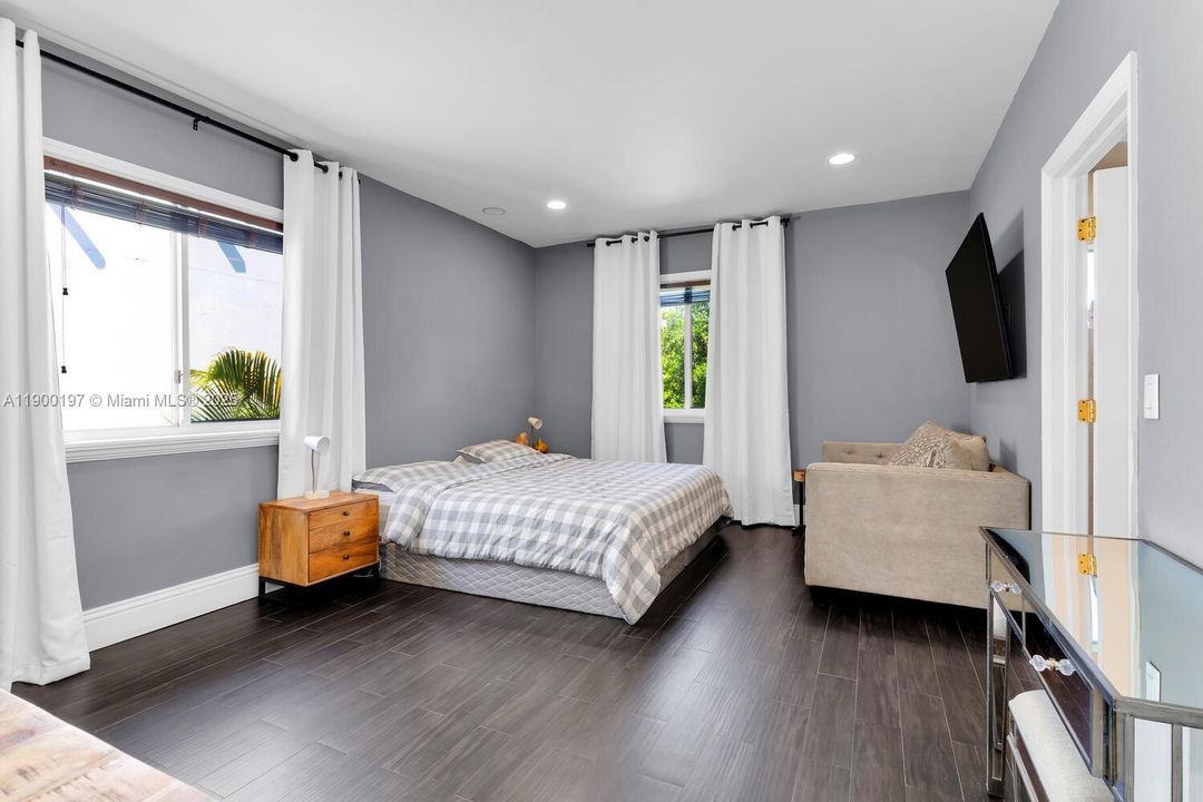 Recently Rented: $7,300 (3 beds, 2 baths, 2100 Square Feet)