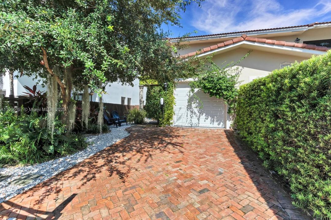 Recently Rented: $7,300 (3 beds, 2 baths, 2100 Square Feet)