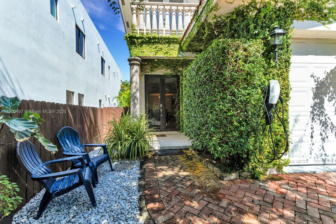 Recently Rented: $7,300 (3 beds, 2 baths, 2100 Square Feet)