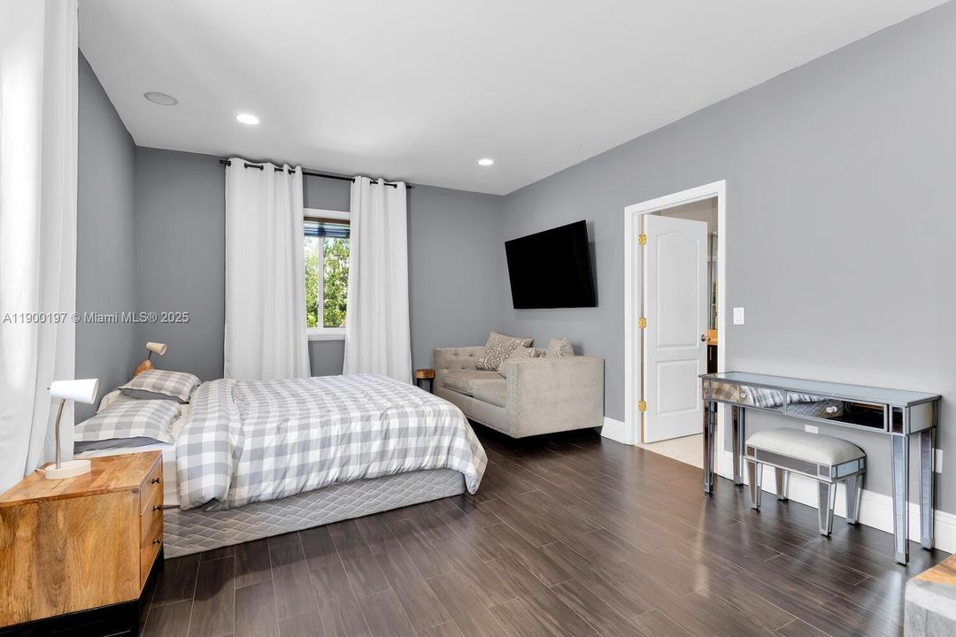 Recently Rented: $7,300 (3 beds, 2 baths, 2100 Square Feet)