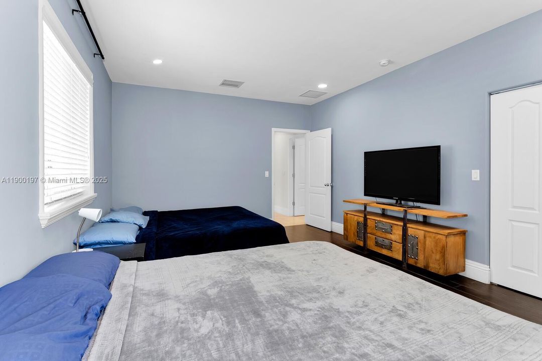 Recently Rented: $7,300 (3 beds, 2 baths, 2100 Square Feet)