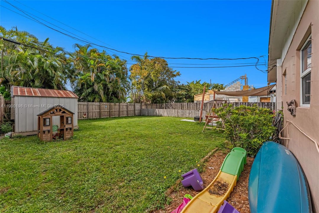 合同活跃: $375,000 (2 贝兹, 1 浴室, 916 平方英尺)