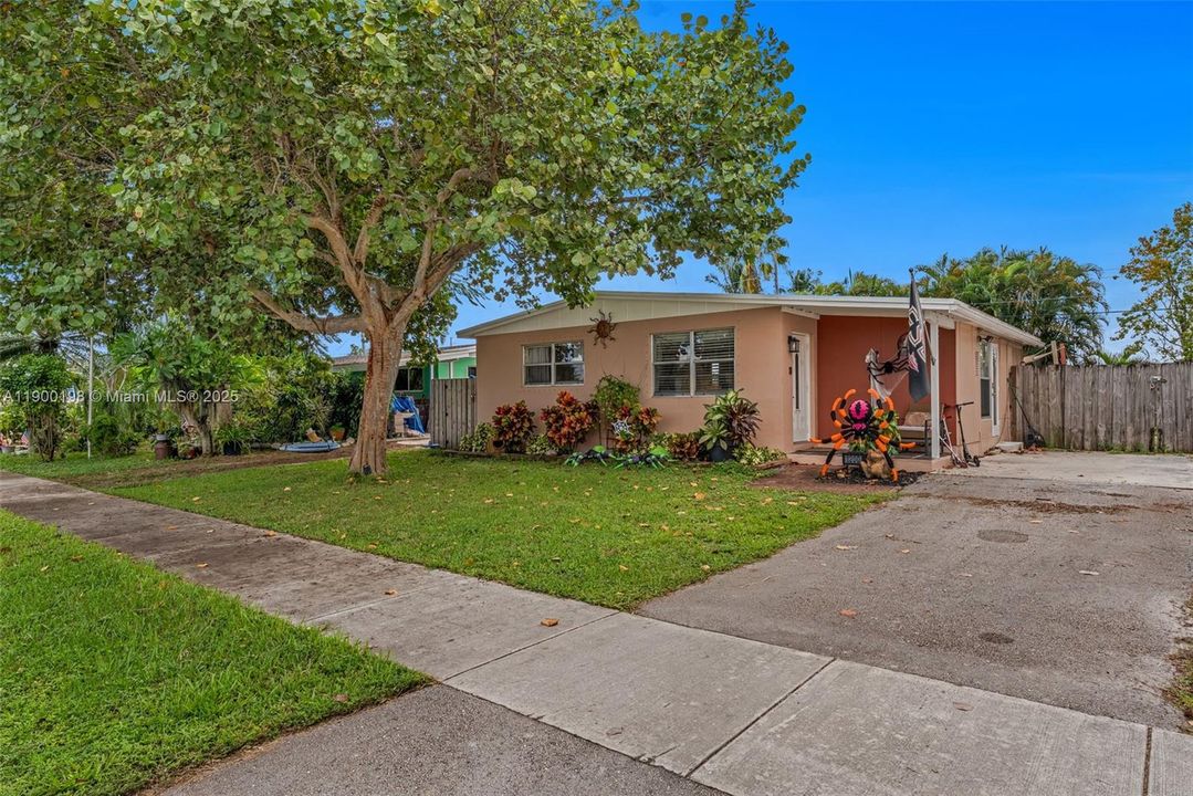 合同活跃: $375,000 (2 贝兹, 1 浴室, 916 平方英尺)