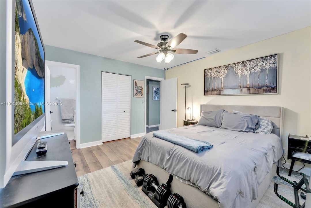 合同活跃: $375,000 (2 贝兹, 1 浴室, 916 平方英尺)