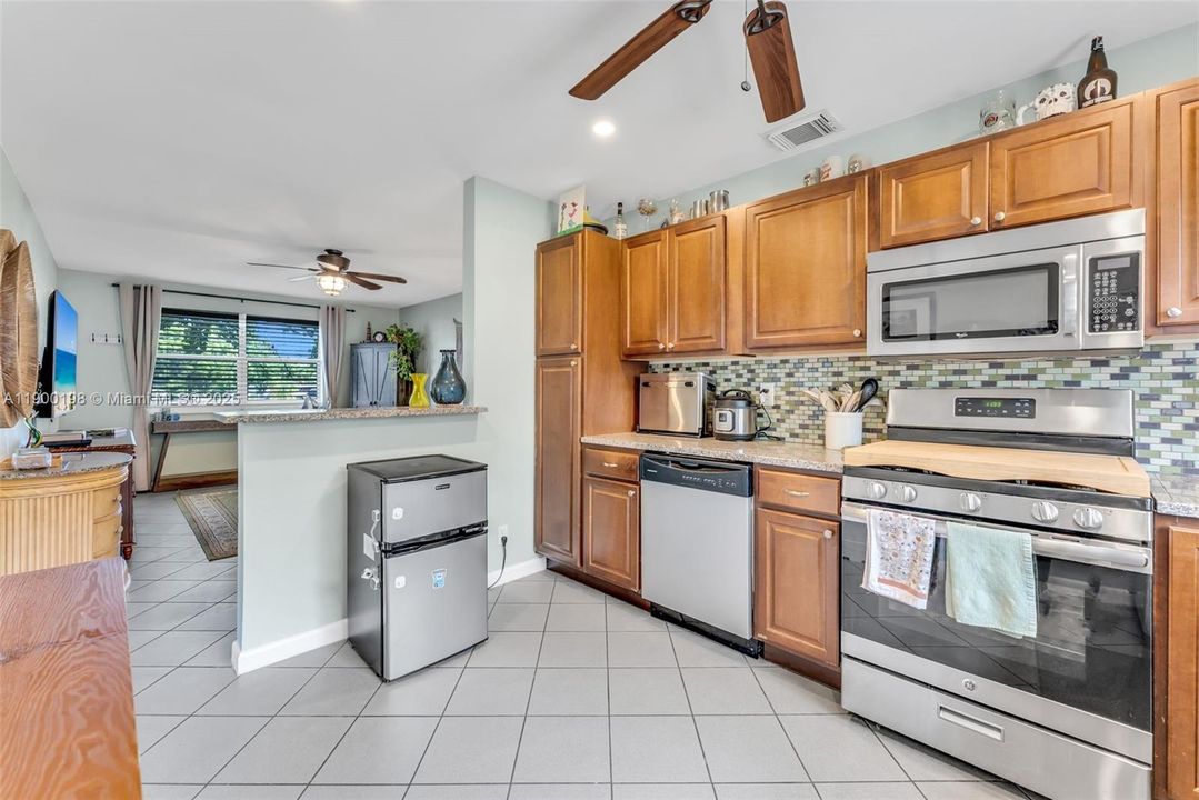 合同活跃: $375,000 (2 贝兹, 1 浴室, 916 平方英尺)