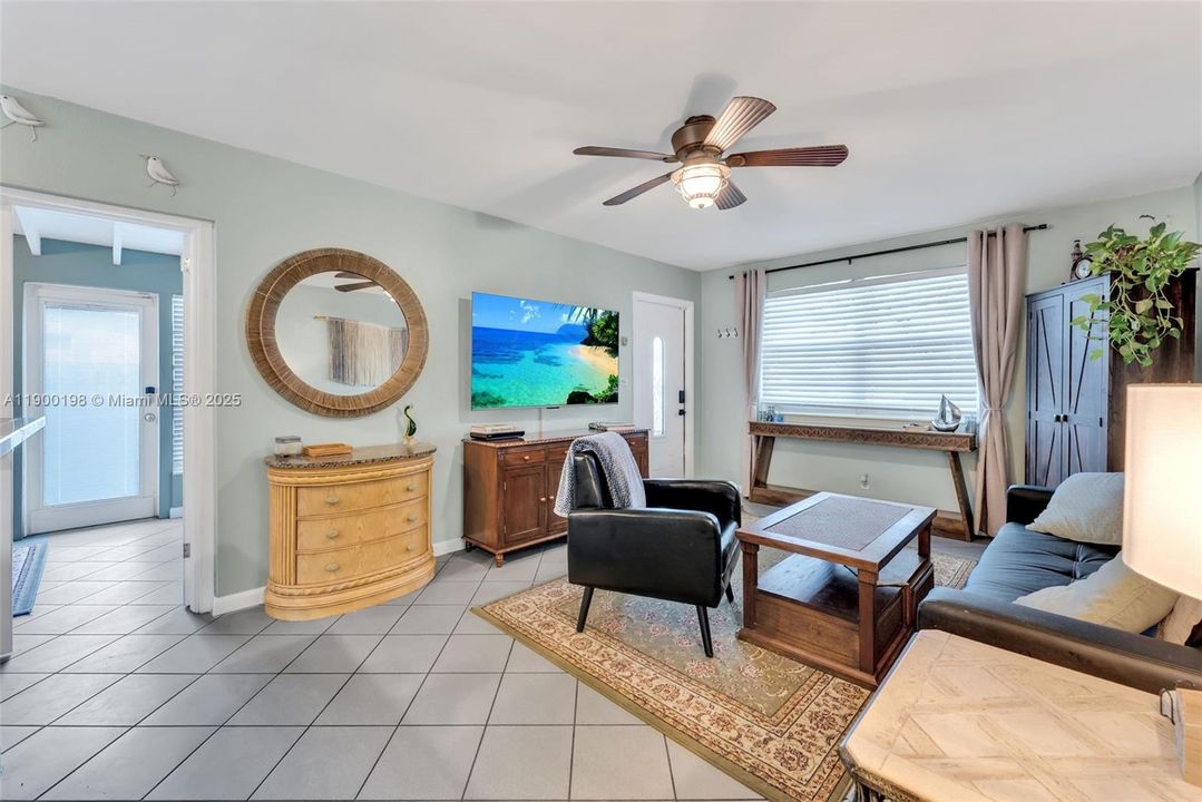 合同活跃: $375,000 (2 贝兹, 1 浴室, 916 平方英尺)